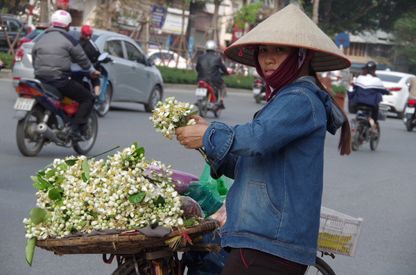 Kiếm chục triệu nhờ những mẹt hoa bưởi dạo - 2