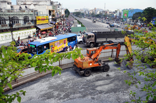 Kẹt xe dữ dội tại công trình xây dựng &#34;giải cứu&#34; ùn tắc giao thông - 8