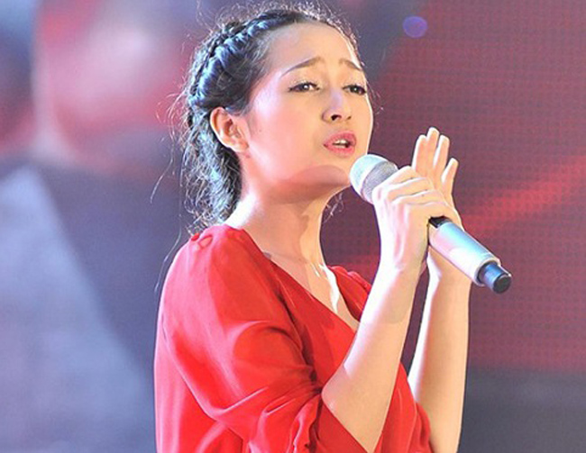 Đây là hình ảnh của Bảo Anh tại cuộc thi Giọng hát Việt 2012. Khi đó, nữ ca sĩ mới tròn 20 tuổi và còn rất non nớt trong nghề. Trong hình ảnh, có thể thấy nữ ca sĩ có gương mặt thanh thoát, nhẹ nhàng với đôi mắt hai mí rõ rệt.