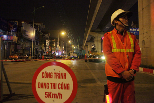 Cận cảnh cẩu tàu Cát Linh – Hà Đông lên đường ray trong đêm - 3