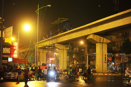 Cận cảnh cẩu tàu Cát Linh – Hà Đông lên đường ray trong đêm - 18
