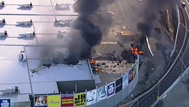 Úc: Máy bay rơi xuống trung tâm mua sắm, nổ kinh hoàng - 1