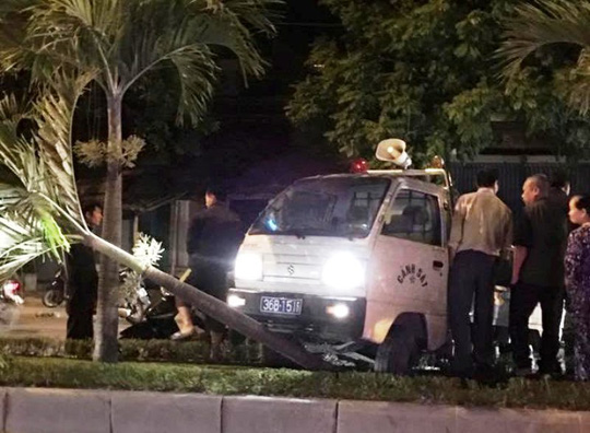 Xe công an phường lao lên vỉa hè tông chết người - 1