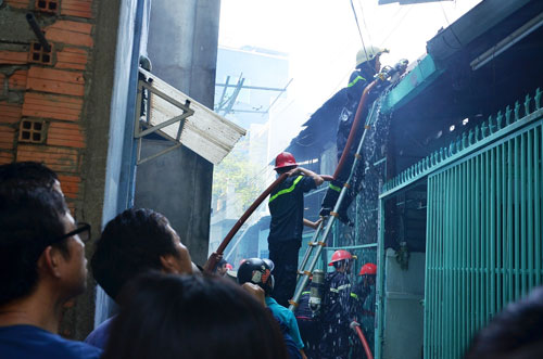 Cháy nhà trong hẻm sâu, cột khói bốc cao nghi ngút - 2