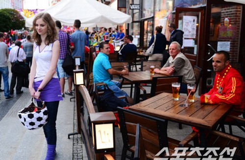 Chỉ 1 giây bị chụp lén, 6 "thiên thần" này bỗng nổi như cồn trên mạng Việt - 11