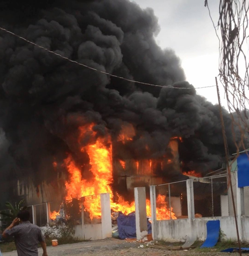 Khói lửa cuồn cuộn từ xưởng phế liệu ở ngoại ô Sài Gòn - 1
