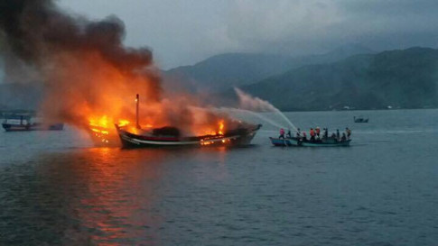 Hàng loạt tàu cá Bình Định bỗng dưng bốc cháy - 1