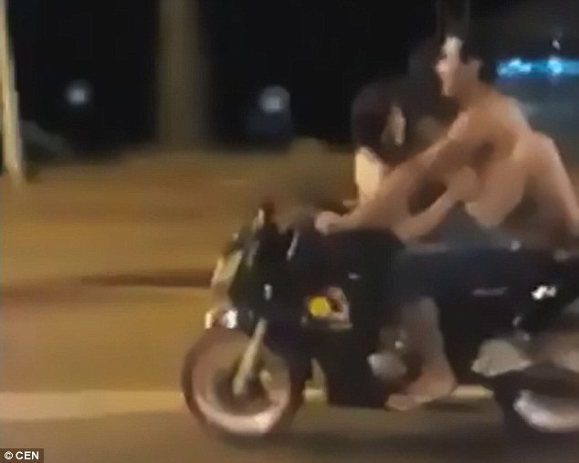 Quái dị cặp đôi vừa lái xe máy vừa “quan hệ” trên phố - 1