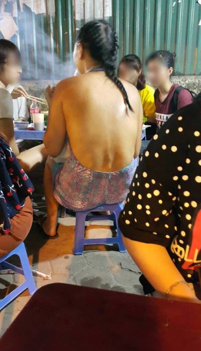 Tấm lưng trần của một cô gái ở quán ăn khiến nhiều người 'nóng mặt'.