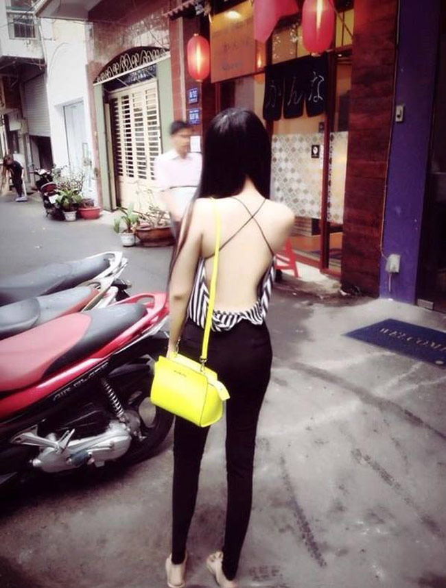 Hot girl Sài thành vô tư diện áo khoe lưng trần ra phố giữa ban ngày.