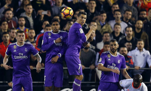 Real lập “hat-trick buồn” sân Valencia, sát kỉ lục Barca - 2