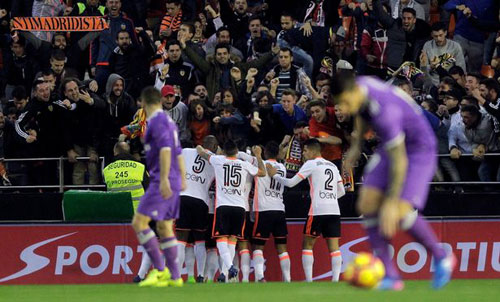 Real bại trận: Liga gay cấn, Barca mơ lật đổ ngoạn mục - 2