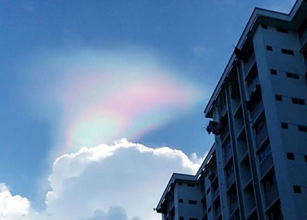 Mây “cầu vồng lửa” bừng sáng bầu trời Singapore - 1