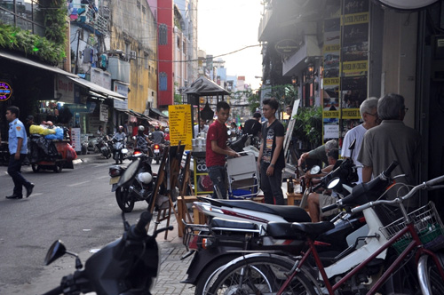 &#34;Cuộc chiến&#34; giành lại vỉa hè ở quận 1: Phố Tây &#34;bất khả xâm phạm&#34;? - 2