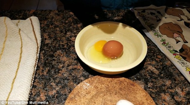 Đập trứng, sửng sốt phát hiện quả trứng khác bên trong - 1