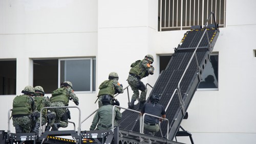 Đặc công Việt phô diễn ở xứ người - 3