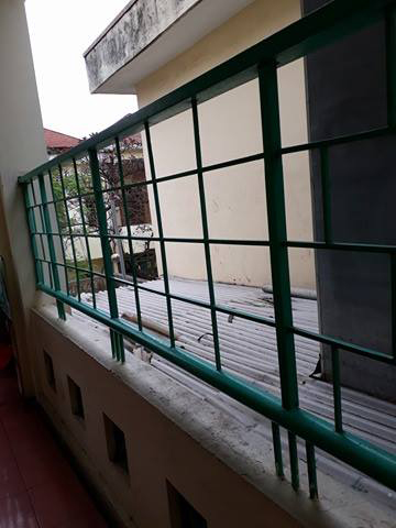 Ngã từ tầng 3 trường tiểu học, bé trai nhập viện cấp cứu - 2