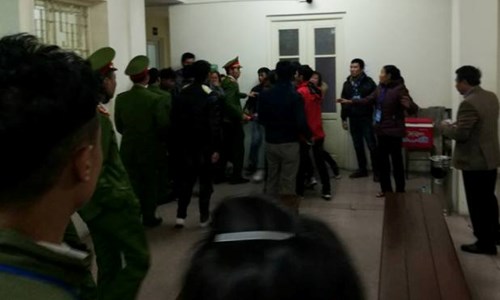 Gia đình bị cáo, bị hại “choảng” nhau giữa tòa - 2