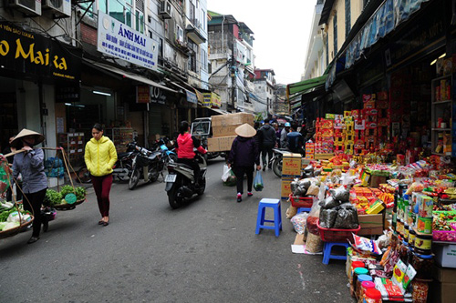 HN: &#34;Ma trận vỉa hè&#34; đẩy người đi bộ xuống lòng đường - 2