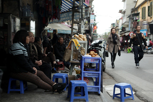 HN: &#34;Ma trận vỉa hè&#34; đẩy người đi bộ xuống lòng đường - 3