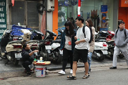 HN: &#34;Ma trận vỉa hè&#34; đẩy người đi bộ xuống lòng đường - 10