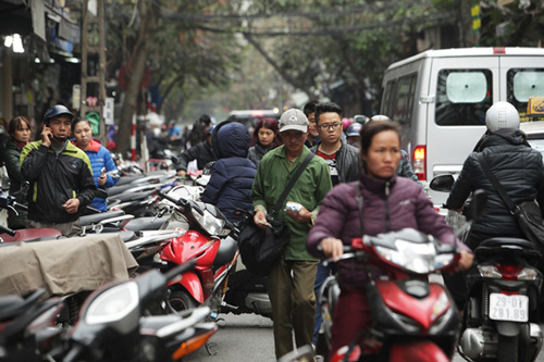 HN: &#34;Ma trận vỉa hè&#34; đẩy người đi bộ xuống lòng đường - 9