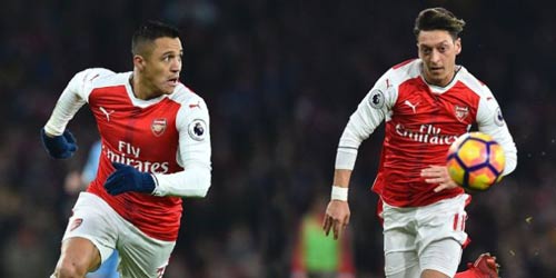 Ozil và Sanchez &#34;câu giờ&#34;, Arsenal ra tối hậu thư - 1
