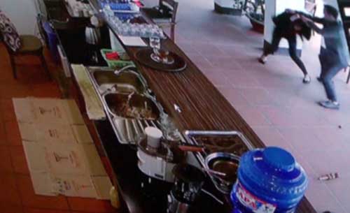 Lào Cai: Đối tượng người TQ đập gậy vào đầu nữ nhân viên quán cà phê - 1