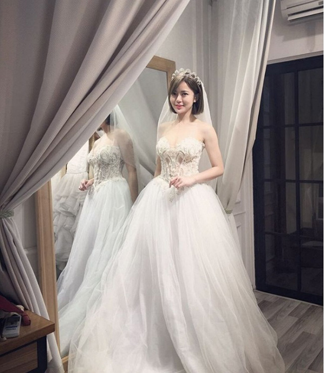 Những hình ảnh xinh đẹp trong bộ váy cô dâu hot girl Tú Linh mới đăng tải tải gần đây khiến người hâm mộ xôn xao. 