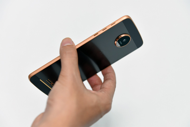 Thêm một phiên bản màu vàng hồng sang trọng của mẫu smartphone Moto Z đã được tung ra, giúp người dùng có thêm nhiều lựa chọn hơn.