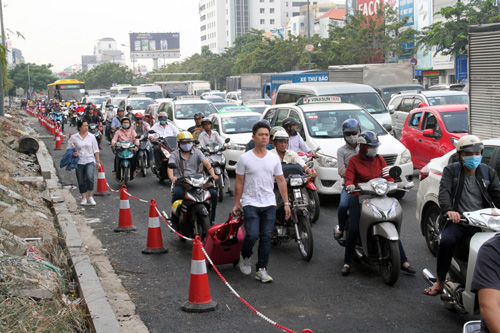 Làm cầu giải cứu sân bay Tân Sơn Nhất, kẹt xe từ sáng đến trưa - 14