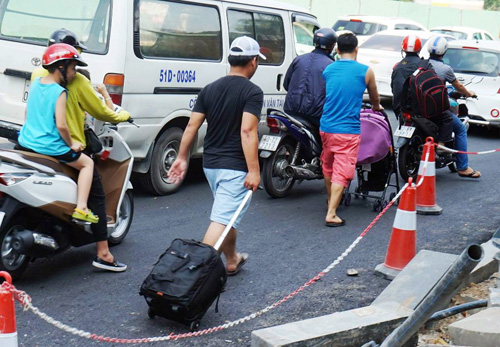 Làm cầu giải cứu sân bay Tân Sơn Nhất, kẹt xe từ sáng đến trưa - 16