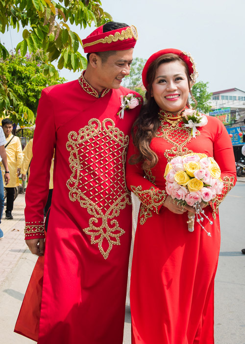 DV Hoàng Anh liên tục hôn vợ Việt kiều trong lễ cưới ở quê nhà - 1