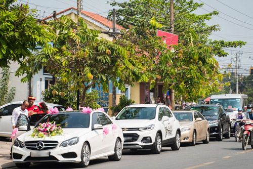 DV Hoàng Anh liên tục hôn vợ Việt kiều trong lễ cưới ở quê nhà - 2