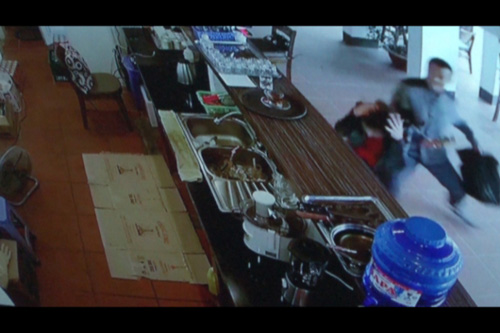 Clip: Người TQ đập gậy liên tiếp vào đầu nữ nhân viên ở Lào Cai - 2