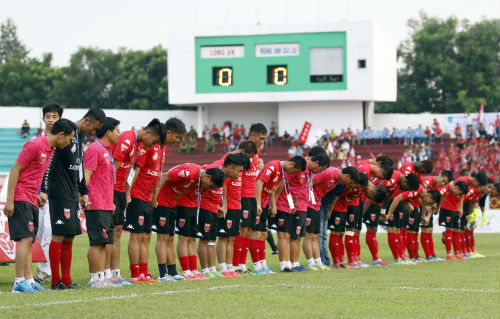 Sau &#34;trò hề&#34;, Minh Phương & CLB Long An cúi đầu xin lỗi - 4