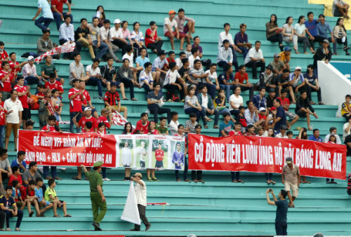 Sau &#34;trò hề&#34;, Minh Phương & CLB Long An cúi đầu xin lỗi - 8