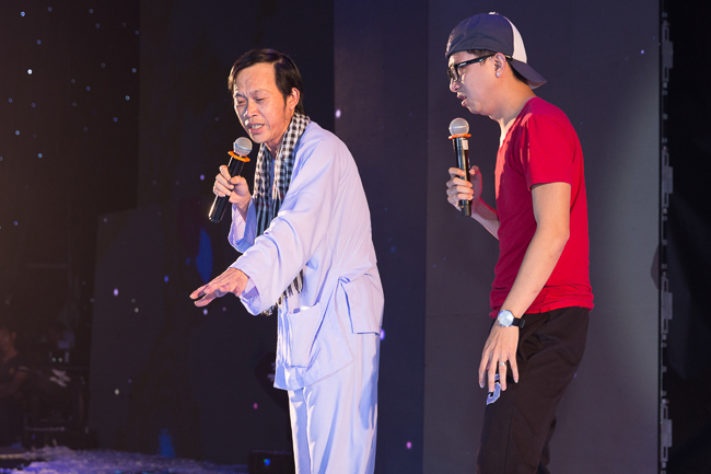 Không chỉ xuất hiện với tư cách khách mời, Hoài Linh còn đứng trên sân khấu biểu diễn một tiểu phẩm vui. Nghệ sĩ hài ăn bận giản dị, theo phong cách thường thấy của anh.