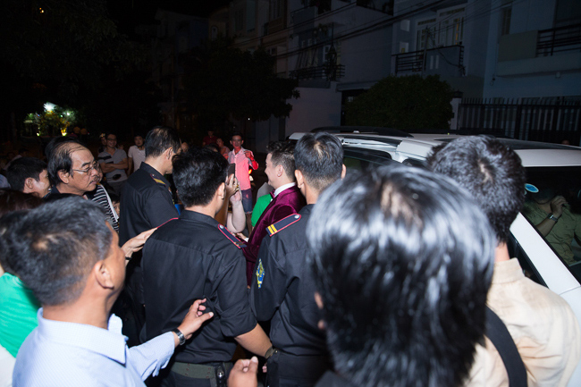 Người dân và khán giả vây quanh Đàm Vĩnh Hưng sau khi anh rời khỏi tiệc cưới.