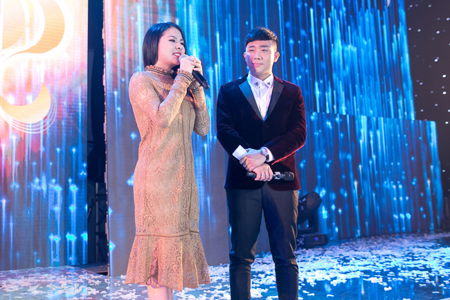 Nữ diễn viên Vân Trang xuất hiện sau khi kết hôn. Cô đứng trên sân khấu giao lưu cùng Trấn Thành.