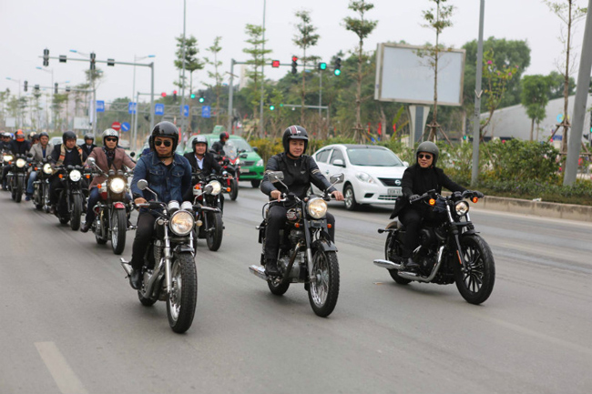 Và hôm nay, sau gần 1 năm ngày mất của Trần Lập, một lần nữa MC Anh Tuấn tiếp tục dẫn đầu đoàn biker trên chiếc Royal Efideld Bullet 500 cùng nhiều bè bạn diễu hành qua các tuyến phố để tưởng nhớ người anh cả của nền Rock Việt.