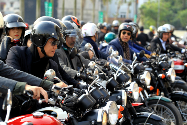 Đồng hành cùng MC Anh Tuấn là hàng trăm chiếc xe đến từ nhiều câu lạc bộ mô tô khác nhau của Thủ đô.