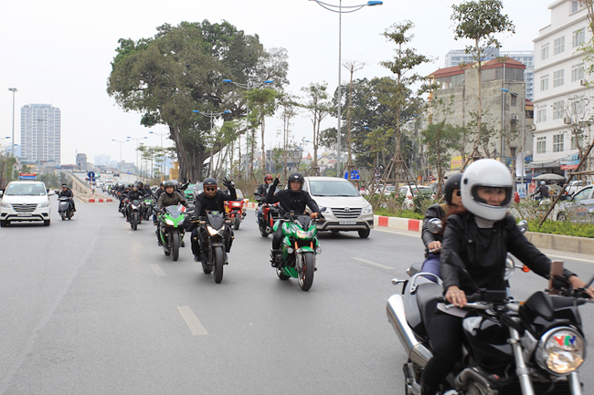 Đoàn xe diễu hành qua các tuyến phố của Thủ đô.