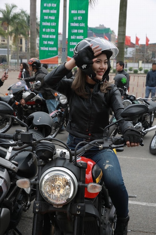 Trong đó, đáng chú ý  là sự xuất hiện của một nữ biker có tên Phương Thu. Cô nàng có vẻ ngoài cá tính, xinh đẹp.