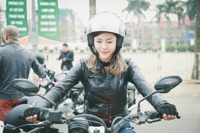 Cận cảnh vẻ đẹp cá tính, bụi bặm của nữ biker gây chú ý trong đoàn diễu hành tưởng nhớ Trần Lập.