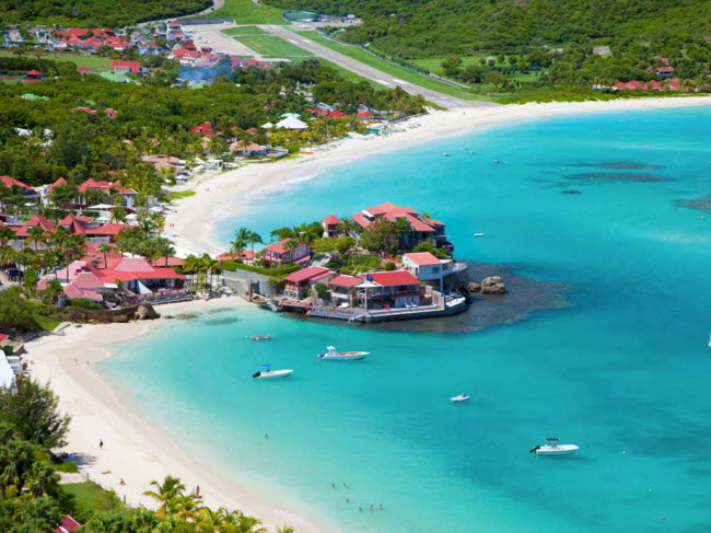 Đảo St. Barts: Hòn đảo vùng Caribbe gây ấn tượng với không khí nhộn nhịp vào ban đêm và bãi biển đẹp. Bạn có thể bắt gặp các ngôi sao nổi tiếng như Jay-Z and Beyonce và Jessica Alba trên du thuyền của họ gần bãi biển.