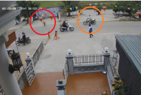 Clip: Băng qua đường, bé 3 tuổi bị xe máy tông xa vài mét - 1