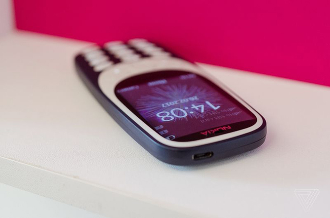 Nokia 3310 sử dụng màn hình màu thay vì đen trắng như huyền thoại trước đó.
