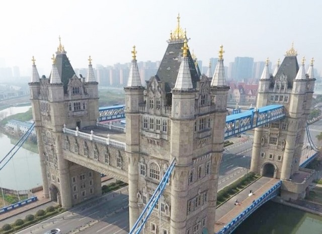 Thành phố TQ làm nhái y hệt cầu cảng nổi tiếng tại Anh - 1