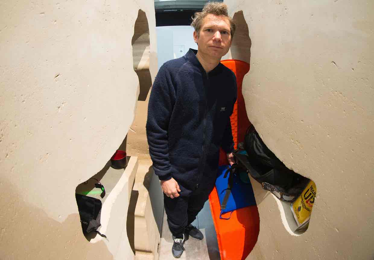 Chui vào trong khối đá 12 tấn sống suốt 1 tuần - 2